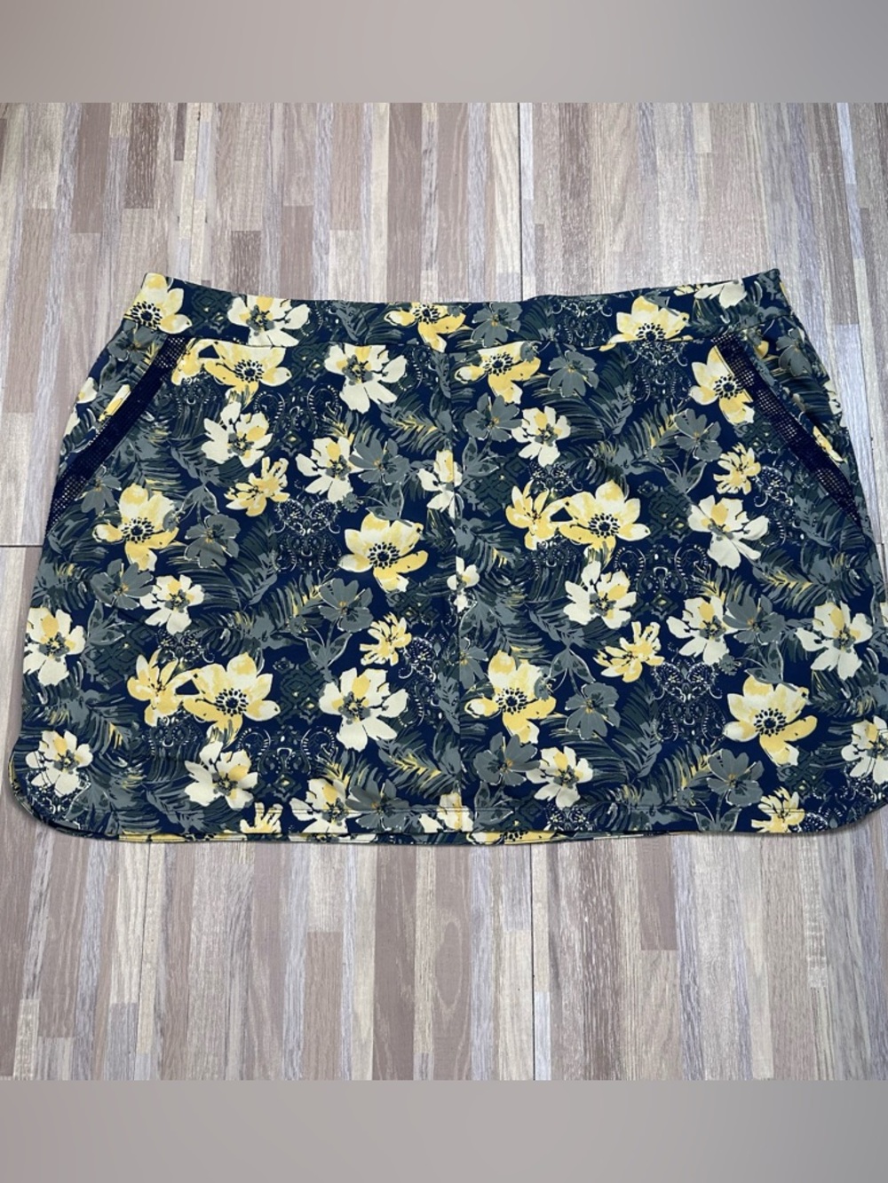 Sunday Dark Navy Floral Mini Skort with Yellow and Cream Flowers Women’s Size 3X